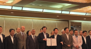 Vali Ünlüer Japonya’da “Yaratıcı Yeniden Yapılanma Zirvesi”ne Katıldı