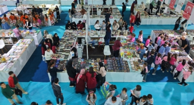 10. Uluslararası Kitap Fuarı, İlk Gününde 20 Bin Ziyaretçiyi Ağırladı