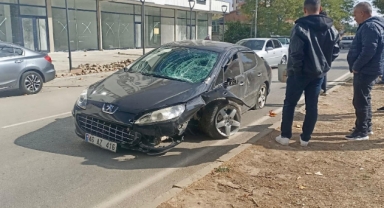 Afşin’de kontrolden çıkan otomobil refüje çarptı 