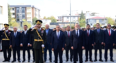 Cumhuriyet Bayramı Kutlamaları, Atatürk Anıtı’na Çelenk Sunumu ile Başladı