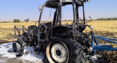 Elbistan’da traktör demir yığınına döndü 