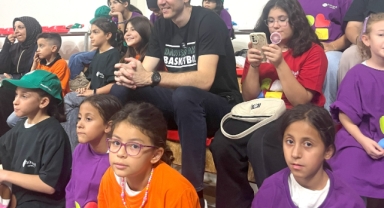 Geleceğin Oyun Kurucuları Sahada: Hayat Yeniden Çocukları, Maç Öncesi Seremoniyle Tüm Dünya Yetimlerine Umut Oldu