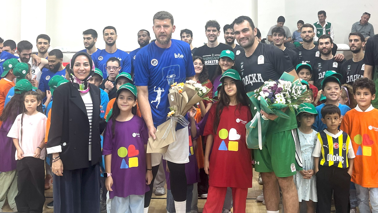 Geleceğin Oyun Kurucuları Sahada: Hayat Yeniden Çocukları, Maç Öncesi Seremoniyle Tüm Dünya Yetimlerine Umut Oldu