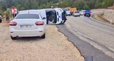 Kahramanmaraş’ta hafif ticari araç ile çarpışan yolcu minibüsü devrildi: 3 yaralı