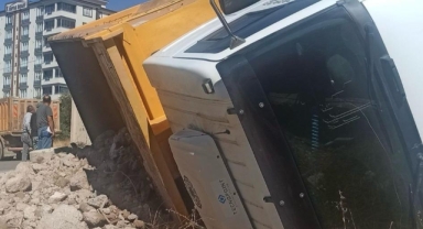 Kahramanmaraş’ta hafriyat yüklü kamyon devrildi: 1 yaralı