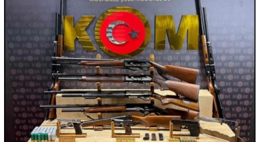 Kahramanmaraş’ta KOM Ekiplerinden Silah Operasyonu: 16 Ruhsatsız Tabanca Ele Geçirildi