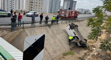 -Kahramanmaraş’ta otomobil ile çarpışan hafif ticari araç kanala düştü: 1 yaralı 