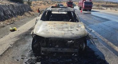 Kahramanmaraş’ta seyir halindeki otomobil alev topuna döndü