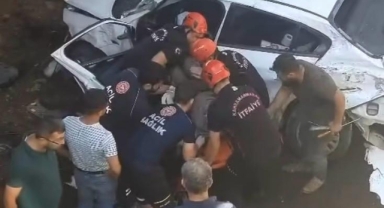 Kamyonla çarpışan sürücü otomobiliyle köprüden aşağı düştü 