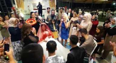 Mavi Kadınlar Derneği’nden Zihinsel Engelli Ayşenur’a Anlamlı Düğün