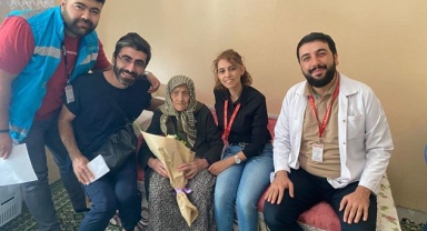-Sağlık çalışanlarından Dünya Yaşlılar Günü’nde Anlamlı Ziyaret