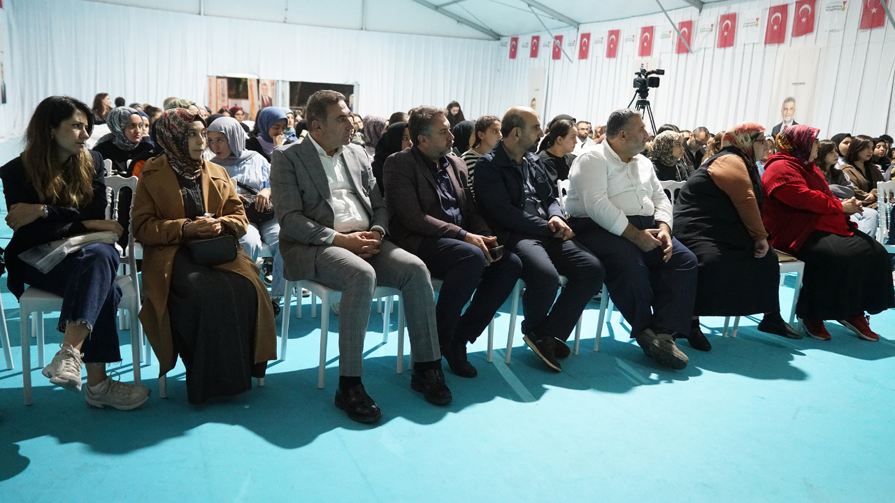 Tarık Tufan, Kitap Fuarı’nda Okurlarla Buluştu