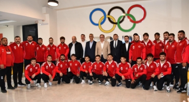 -TGGF Başkan Vekili Şahin Hopur’dan Milli Takıma Moral Ziyareti