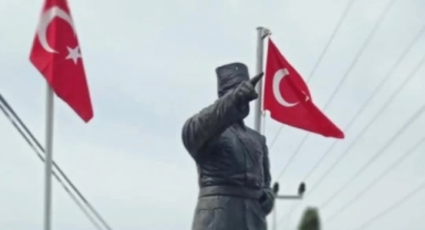 Yumurtalık Belediyesi, tüm mahallelerdeki bayrakları yeniledi