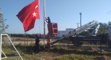Yumurtalık’ta bayraklar yenileniyor, temizlik çalışmalarıyla ilçe pırıl pırıl oluyor