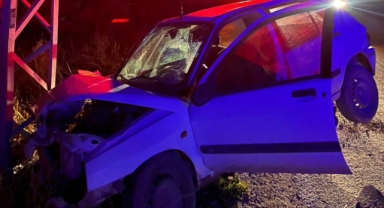 Afşin’de otomobil elektrik direğine çarptı: 1 yaralı 