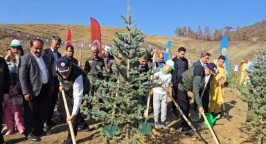 AK Parti Kahramanmaraş Teşkilatı, “Geleceğe Nefes İnsanlığa Nefes” diyerek, Fidanları Toprakla Buluşturdu.