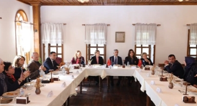 “Hayata Bağlayan İlmekler”: Depremzede Kadınlar Ralph Lauren İçin Üretime Başlıyor