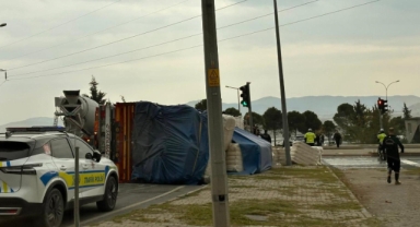 Kahramanmaraş’ta balya yüklü tır devrildi: 1 yaralı