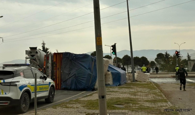 Kahramanmaraş’ta balya yüklü tır devrildi: 1 yaralı