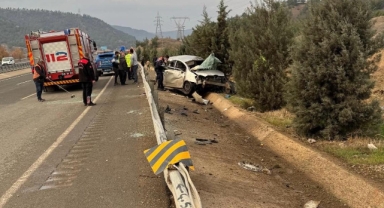 Kahramanmaraş’ta otomobil bariyerlere çarptı: 1’i ağır 2 yaralı