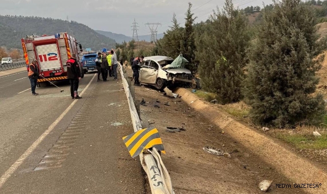 Kahramanmaraş’ta otomobil bariyerlere çarptı: 1’i ağır 2 yaralı