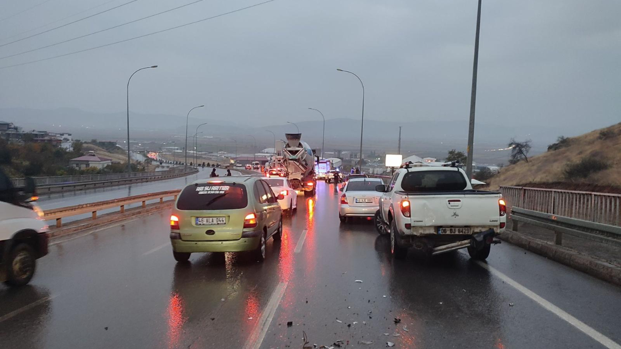 Kahramanmaraş’ta Zincirleme Kaza: 9 Araç Birbirine Girdi