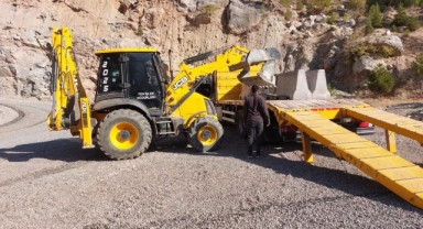 Karamanlı–Cavgalar Yolu’nda Yol Güvenliği Artırılıyor: Beton Bariyer Çalışmaları Hız Kesmeden Devam Ediyor