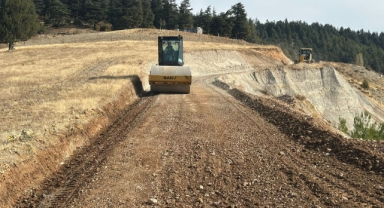 KAZANLIPINAR’DA SATHİ KAPLAMA ÖNCESİ ZEMİN İYİLEŞTİRME ÇALIŞMALARI SÜRÜYOR