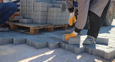 KOZLUDERE'DE KİLİT PARKE ÇALIŞMALARI HIZLA İLERLİYOR