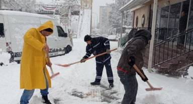 Başkan Fırat Görgel: “Kaldırımları Temizleyerek Yaya Güvenliğini Sağlıyoruz”