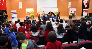 Büyükşehir’den Osmaniye’ye Kültür Köprüsü; “Ronnie Göldeki Fısıltı” Miniklerle Buluştu