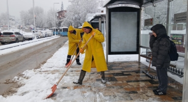 Büyükşehir’den Yaya Yollarında Kar Mesaisi