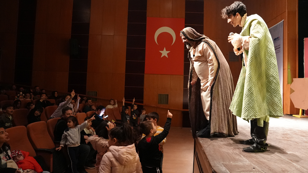 Büyükşehir, Miniklere Hafta Sonu Tiyatro Şöleni Yaşattı