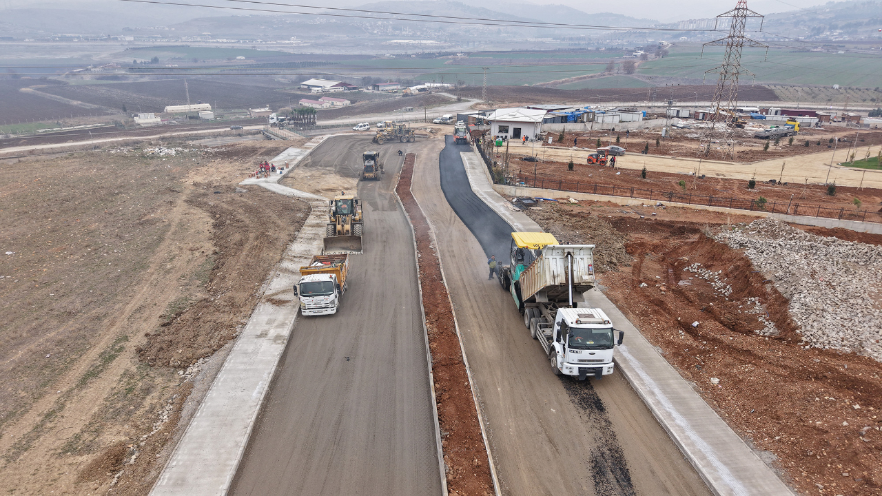 Büyükşehir, Yeni Yurtlar İçin Yol İnşa Ediyor