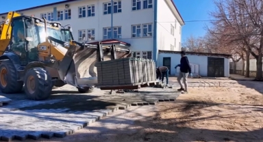 Elbistan Belediyesi’nden Eğitime Kalıcı Yatırım: Kümbet Ortaokulu Bahçesinde Kilit Parke Çalışmaları Tamamlandı
