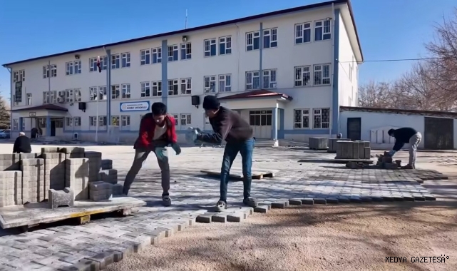 Elbistan Belediyesi’nden Eğitime Kalıcı Yatırım: Kümbet Ortaokulu Bahçesinde Kilit Parke Çalışmaları Tamamlandı