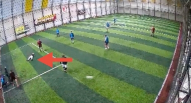 Kahramanmaraş’ta halı sahada bir anda yere yığıldı