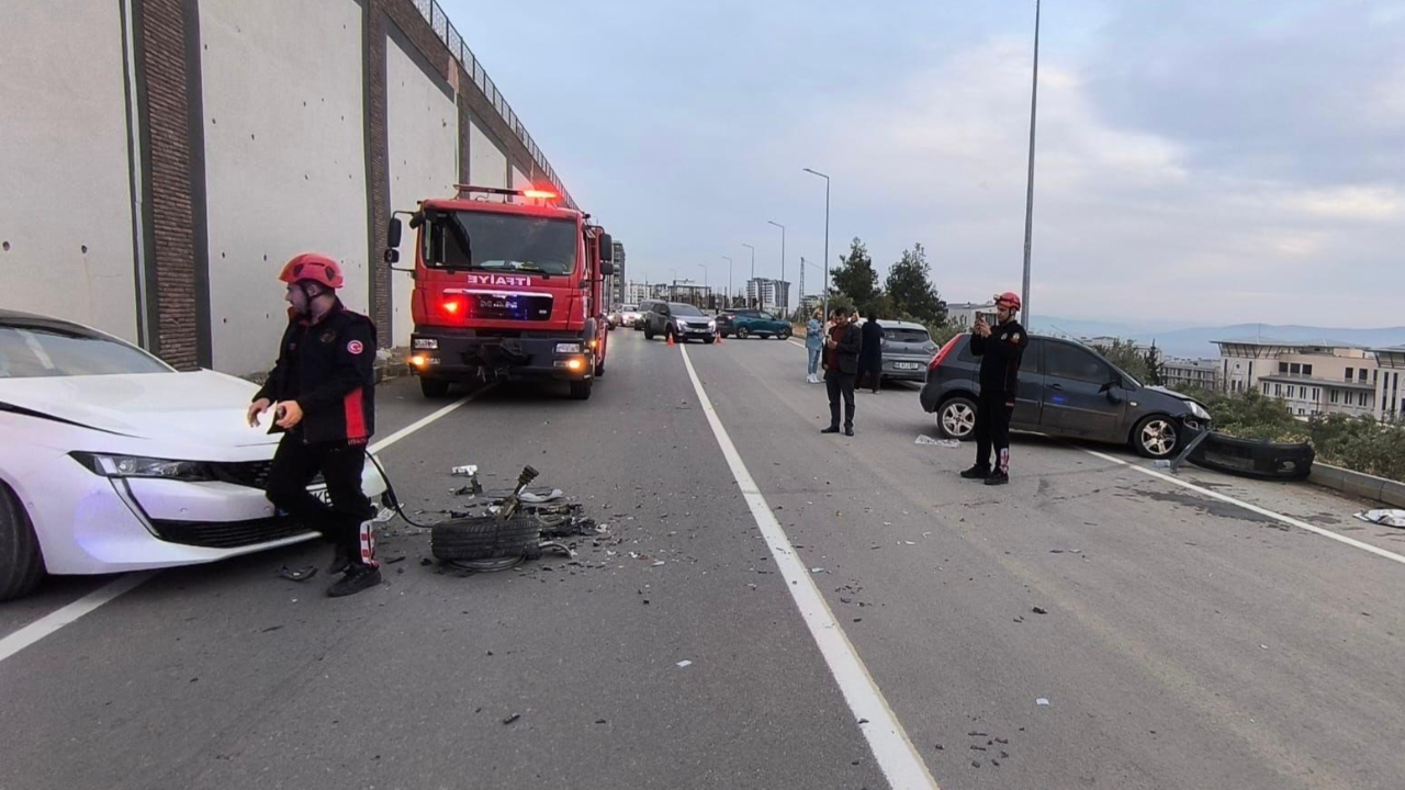 Kahramanmaraş’ta iki otomobil çarpıştı: 1’i ağır 2 yaralı