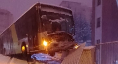 KAHRAMANMARAŞ’TA KAR YAĞIŞI HAYATI OLUMSUZ ETKİLEDİ: BELEDİYE OTOBÜSÜ KAYARAK HASTANE DUVARINA ÇARPTI