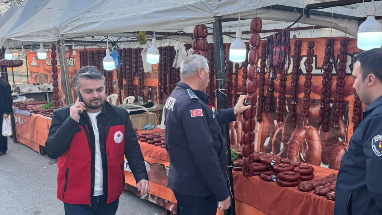 Onikişubat Belediyesi Zabıtası, tarihi geçmiş 850 kilogram sucuk ele geçirdi
