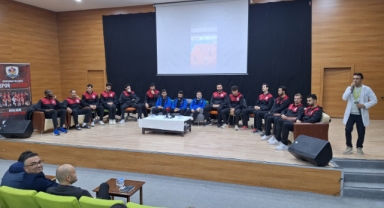 Onikişubat Belediyespor’un voleybolcuları, Kahramanmaraşlı gençlere ilham oluyor