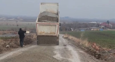 Pazarcık’ta Deprem Konutlarına Ulaşım Güçleniyor: Bertizler Obası Yolunda Kapsamlı Bakım ve Onarım