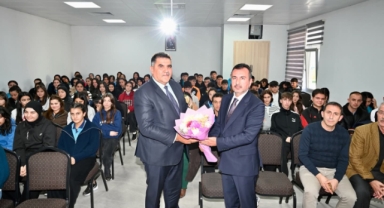 TÜRKOĞLU’NDA GELECEĞE İLHAM VEREN BULUŞMA: BAŞKAN KARACA GENÇLERLE BULUŞTU