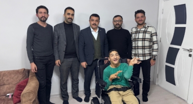 ÜLKÜ OCAKLARI’NDAN 3 ARALIK’TA ANLAMLI DESTEK: FATİH’E UZAKTAN KUMANDALI ENGELLİ ARACI TESLİM EDİLDİ