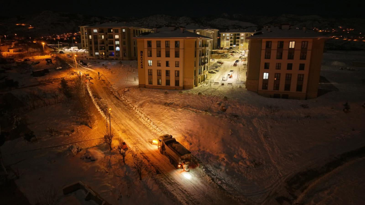 Başkan Fırat Görgel’den TOKİ Yollarında Yoğun Kış Mesaisi: Kar Temizleme ve Tuzlama Eş Zamanlı Sürüyor