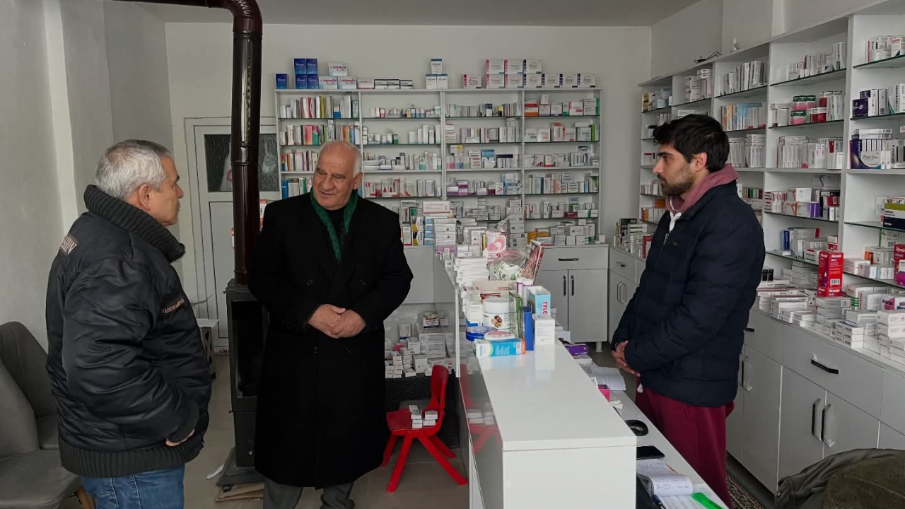Başkan Selim Cüce’den Ericek Mahallesi’ndeki Burak Eczanesi’ne Teşekkür Ziyareti