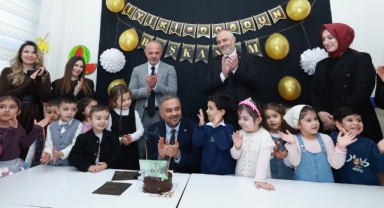 Başkan Toptaş’a karne programında miniklerden doğum günü sürprizi