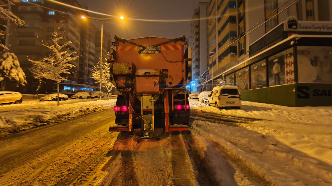 Büyükşehir’den Arterlerde Buzlanmaya Karşı Yoğun Tedbir