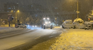 Büyükşehir’den Gece Boyunca Kar Mesaisi